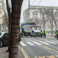 (FOTO) Sudar dva automobila kod Predsedništva: Jedno vozilo završilo na krovu, povređena osoba prevezena na VMA