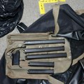 Uhapšen mladić iz Mladenovca: Policija mu u "golfu" pronašla automatsku pušku "bez broja" i municiju (foto)