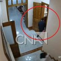 Poslanik ukrao tajni dokument od 302 miliona $ i izleteo iz zgrade: Službenica trčala za njim, pa pala niz stepenice