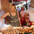 Macura i Cvetanović okretali pljeskavice na Roštiljijadi pozvali građane da dođu u Leskovac