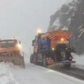 Sneg zavejao komšiluk: Prizori kao u sred zime, putari imaju pune ruke posla (video)