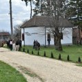 Uređena porta crkve u Velikoj Plani, učenici i meštani zasadili drveće i uredili prostor