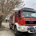Požar u fabrici u Rakovici, veliki broj vatrogasaca na licu mesta