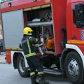Vatrogasci pokušavaju da lociraju požar u Kosovskoj: Đaci OŠ „Drinka Pavlović“ poslata kući