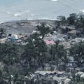 Ostrvo prekriveno pepelom: LJudi u panici - Vulkan izbacuje kamenje i vruće oblake, strahuje se od cunamija (foto)