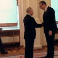 (Video) Srdačan pozdrav dva lidera na svečanoj večeri u Kremlju sastali se Vučić i Putin: Stigao si!