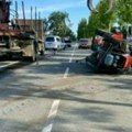 Jeziva scena na putu kod Šida: Traktor prevrnut pored bankine, ljudi stoje pored njega na ulici