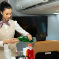Iskusna stjuardesa otkriva: "Ovo je najgore piće koje možete da naručite u avionu, a nije kafa"
