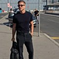 Bodi majica pripijena uz telo, a dole uske pantalone: Naš pevač se napucao u teretani i vozi besnog poršea - napravio pometnju…