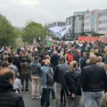 Протест испред Информера завршен без инцидената: Тражено извињење због “16 шатро жртава”, Вучићевић са крова слао увреде…