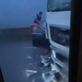 2 Особе повређене у судару камиона и аута код Умке: Увиђај у току, возила се крећу наизменичним пропуштањем