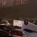 Automobil završio na krovu. Totalni kolaps kod Sava centra: Delovi rasuti po putu, stvaraju se ogromne gužve (foto, video)
