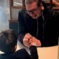 Vučić se oglasio na Instagramu: Sin Vukan ga izveo u provod i pobedio u obaranju ruku (video)
