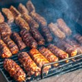 Roštilj je nutritivna "bomba": Broj kalorija koje unesete ćevapima će vas iznenaditi