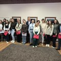 Uručeni ugovori volonterima-pripravnicima u okviru mere stručne prakse. Šansu za prvo radno iskustvo dobilo 17 pripravnika
