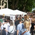 U Beogradu okupljanja studenata u blokadi pred protest na Trgu Slavija, policija kod Pionirskog parka (foto)
