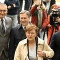 Selaković dočekan zvižducima ispred Višeg suda u Beogradu