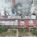 Dramatični prizori požara iz vazduha: Gust dim se nadvio iznad objekta, dron snimio razmere vatrene stihije u tržnom centru…