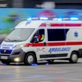 Nezgoda na surčinskom putu: Kombi sleteo s kolovoza