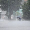 Vetar otkinuo krov, počelo je da varniči: Neverovatan snimak snažnog nevremena u BiH