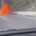 Požar kod Novog Pazara Automobil potpuno izgoreo u plamenu (VIDEO)