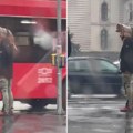 Prelepa scena u centru Beograda Muškarac sačuvao krznenog prijatelja od kiše (video)