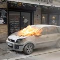 Buktinja u Železniku: Još jedno vozilo u plamenu: "Ljudi beže kao da je bomba" (video)