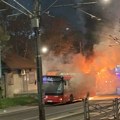Dramatična scena na Voždovcu: Iz autobusa kulja dim