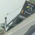 Kamion sleteo sa auto-puta Teška saobraćajna nesreća kod Vrbasa, vozilo se prevrnulo (video)