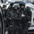 Oteo pištolj, pa ranio dvojicu policajaca: Dramatične scene u Parizu, napadač nakon pucnjave prebačen u bolnicu