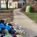 Sramne slike iz Pančeva! Smeće razbacano na sve strane: Pored kontejnera, ljudi đubre bacaju na ulazu u školu