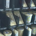 Bez čipsa i grickalica: Učenici jedne beogradske škole sada za užinu biraju voćne salate i tortilje iz pametnog aparata