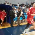 Nimalo prijatan doček za igrače Zvezde u „Morači“ (VIDEO)