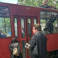 (Paparaco) Bajaga čekao tramvaj na Dorćolu Pevač kao sav normalan svet: Ušao u gradski prevoz i ne mari za komentare