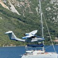Vazdušni napad na bezbednost u Boki: Hidroavion u brišućem letu divlja pored plovila, meštani prestravljeni!