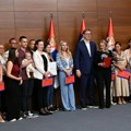 Vučić uručio ugovore zdravstvenim radnicima iz dijaspore, Nišlija Luka kaže da se vratio u Niš jer veruje u sigurnu budućnost…