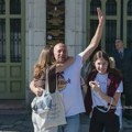 Žolti Pinter u zagrljaju porodice! Građani održali dvosatni protest ispred zgrade sud-a u Zrenjaninu [FOTO] Sloboda za Žoltija…