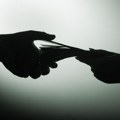 Брука Контролор у хипермаркету ухваћен на делу: Узео мито за продају поквареног воћа и поврћа