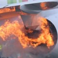(Видео) Авион у пламену, куља дим! Драматичне сцене на аеродрому: Ватра букнула из мотора Ербаса током стартовања