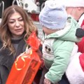 Predsednica opštine Voždovac podelila paketiće mališanima voždovačkih vatrogasaca