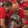 Pogledajte ko je Ivaniću uručio pehar šampiona Srbije, odmah su prišli Stanković, Katai, Krunić...