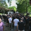 VIDEO Šta se dešava u Ćacilendu uoči protesta na Slaviji? Poslanici došli u Pionirski park, okupila se velika grupa ljudi, sve…