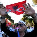 Protesti u Tirani: Demonstranti doneli Rami betonsku tortu, gađali policijsku stanicu