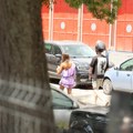 (Paparaco) Anđelu Đuričić nepoznati dečko na motoru dovezao u policijsku stanicu. Nije se odvajao od nje, ona ne skida osmeh…