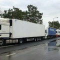 AMSS: Teretna vozila na Šidu čekaju pet sati na izlaz, na Batrovcima tri sata
