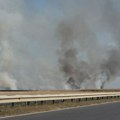 Gori kod Novih Banovaca: Požar se brzo proširio, dim došao i do auto-puta, vatrogasci na terenu