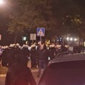 Policijski kordon obezbeđuje zgradu Panka, građani je zasuli jajima