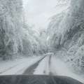 Vozači, oprez: Napadao sneg na putu prema Divčibarama: Vodite računa zbog magle i poledice