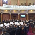 Parlament konstituisan uz zvižduke, transparente i međusobne uvrede, opozicija položila zakletve u holu