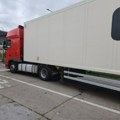 Na rumunskoj granici otkrivena 62 migranta u dva kamiona: Carinicima je bio sumnjiv jedan detalj